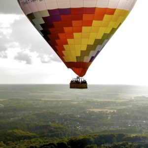 Luftballonen svæver helt stille med vinden over det smukke Danmark